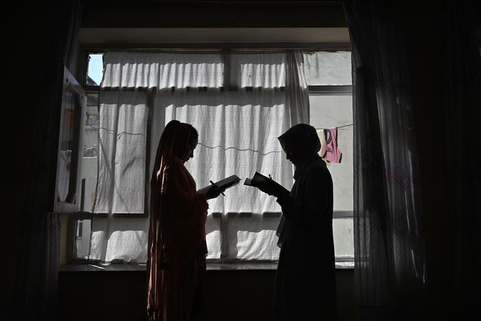 "Моё удостоверение – мой пистолет": почему талибы с оружием в руках ищут тайные школы для девочек