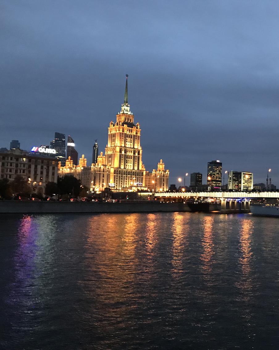 Москву накроет осенний шторм с резким падением температуры. В субботу в столице ожидаются сильный ветер и проливные дожди. За сутки на город может вылиться более трети месячной нормы осадков, а температура воздуха снизится до 14–17 градусов