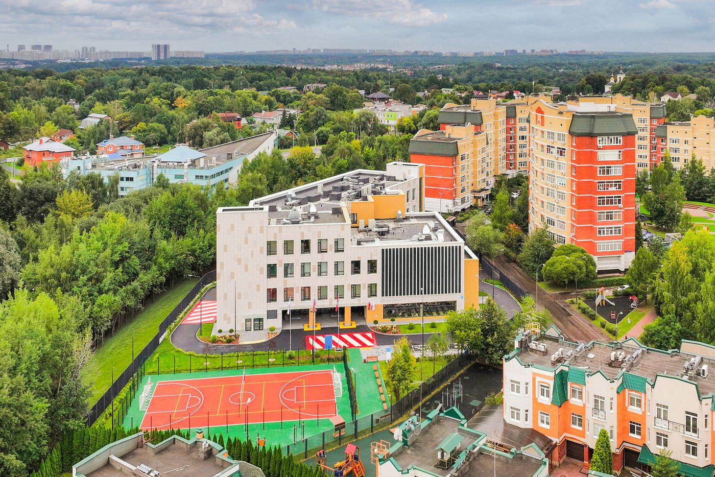 Новая школа № 2005 открылась на Соколово-Мещерской улице в районе Куркино.