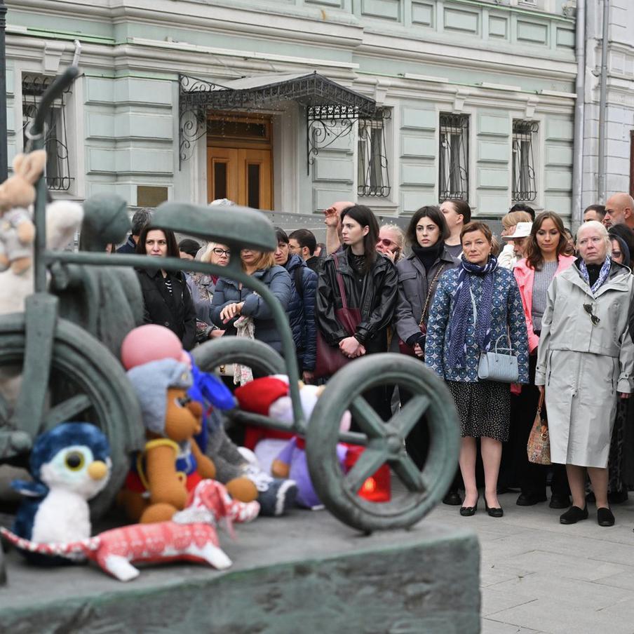 В Москве выпустили в небо 334 шара в память о жертвах Беслана. В храме Рождества Пресвятой Богородицы на Кулишках прошла панихида по погибшим в трагедии 2004 года. У памятника жертвам возложили цветы и почтили их память минутой молчания