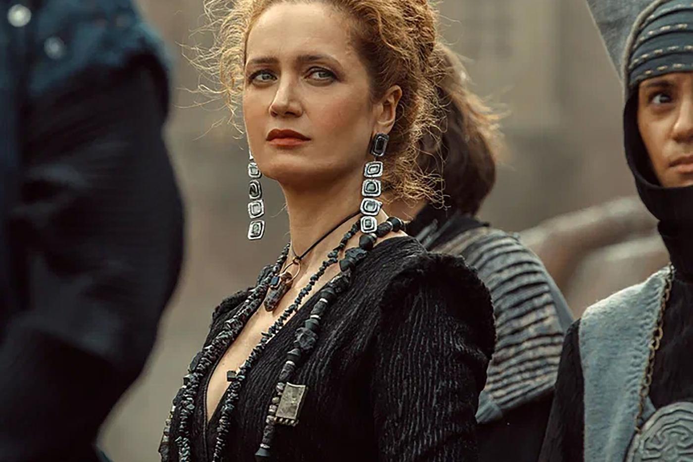 Виктория Исакова умеет драться на мечах: эксклюзив о съёмках сериала "Трудно быть богом"