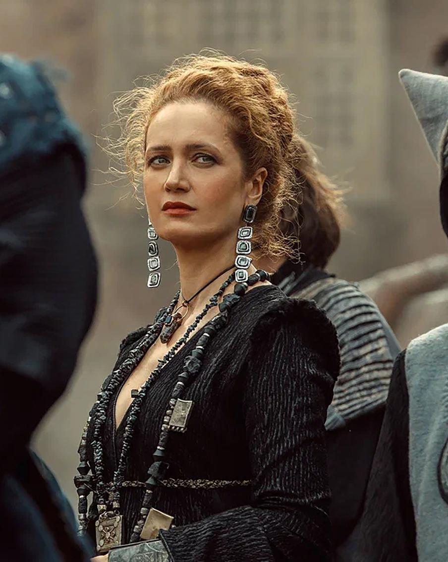 Виктория Исакова умеет драться на мечах: эксклюзив о съёмках сериала "Трудно быть богом"