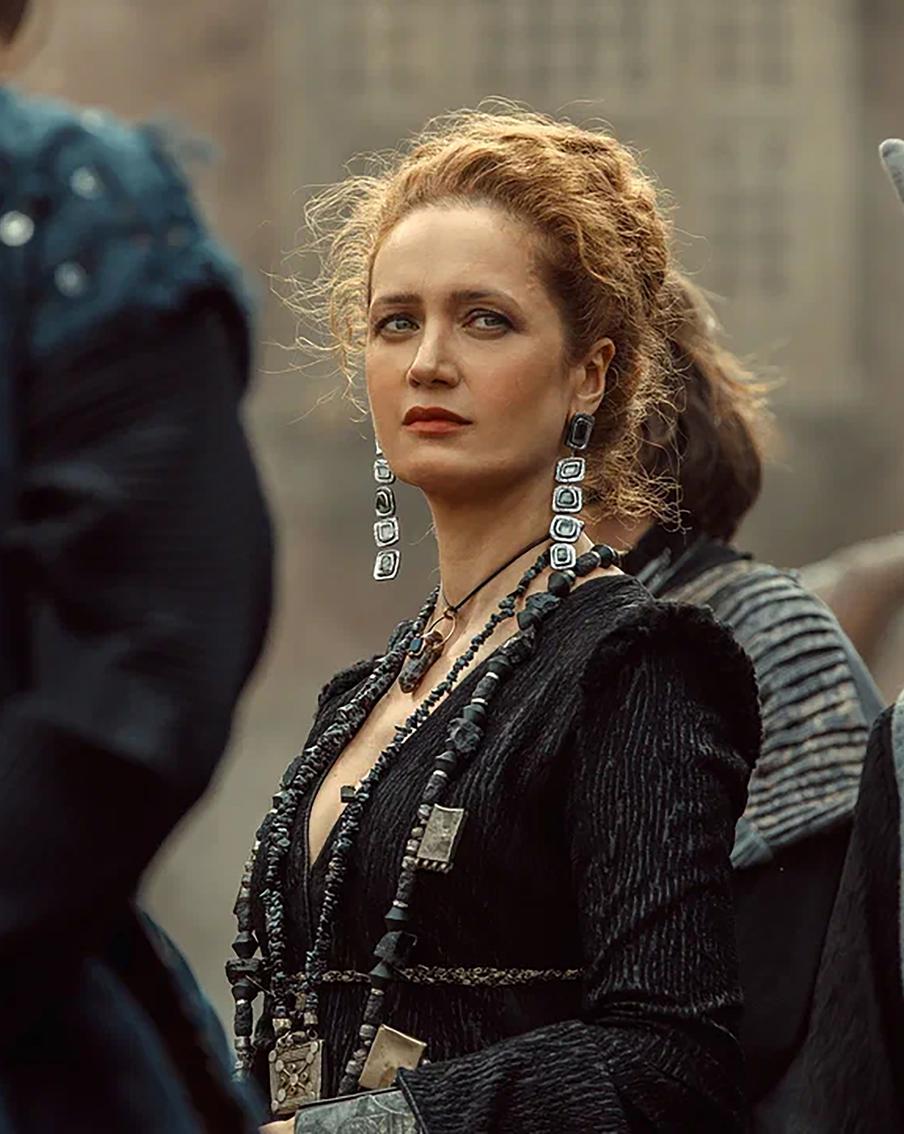 Виктория Исакова умеет драться на мечах: эксклюзив о съёмках сериала "Трудно быть богом"