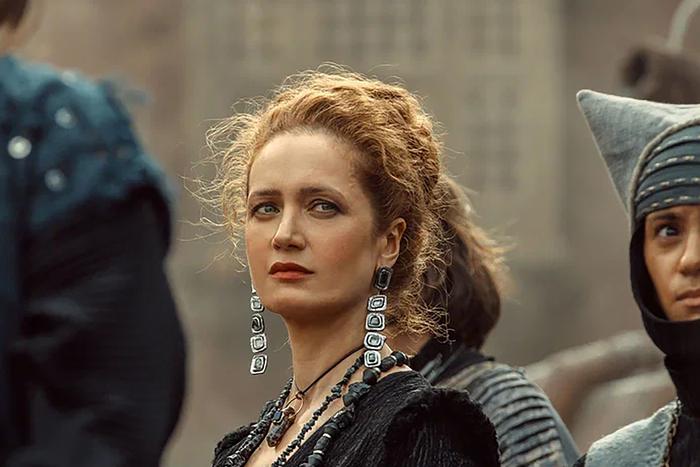 Виктория Исакова умеет драться на мечах: эксклюзив о съёмках сериала "Трудно быть богом"