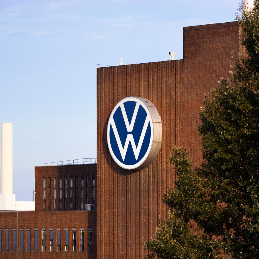 Volkswagen сократит 50 тысяч сотрудников в рамках антикризисного плана. Причиной столь жёстких мер стала невозможность успешно вывести на рынок новую линейку автомобилей, запланированную до 2034 года. Производители опасаются, что продукция не выдержит конкуренции и принесёт лишь убытки