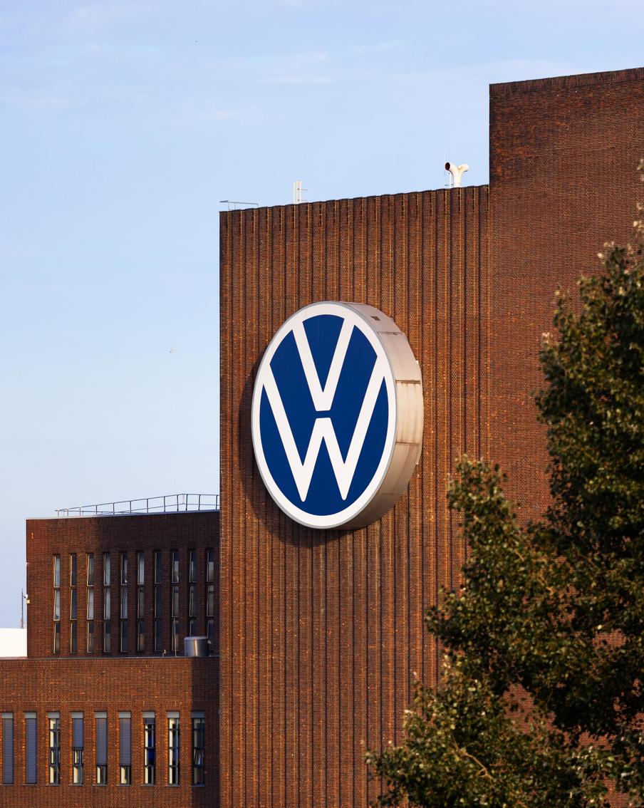 Volkswagen сократит 50 тысяч сотрудников в рамках антикризисного плана. Причиной столь жёстких мер стала невозможность успешно вывести на рынок новую линейку автомобилей, запланированную до 2034 года. Производители опасаются, что продукция не выдержит конкуренции и принесёт лишь убытки