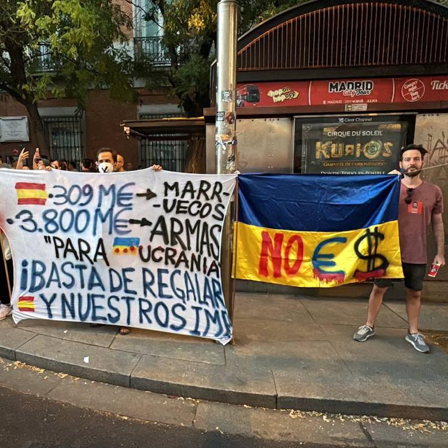 В Мадриде активисты потребовали прекратить расходы на Марокко и Украину. У здания Конгресса Испании прошла акция, участники которой выступили против использования налоговых средств на внешние проекты и поставки вооружений киевскому режиму