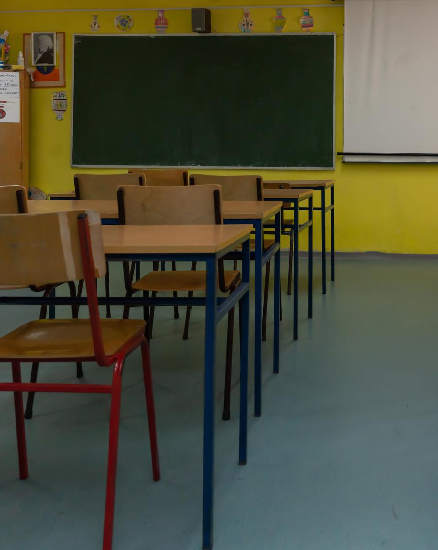 Обхаркал дверь учителя: преподаватель уволилась после угроз от восьмиклассника. Педагог не раз обращалась к дирекции, но никаких реальных действий не последовало. Только после инцидента с оплёванной дверью подростка отстранили от уроков