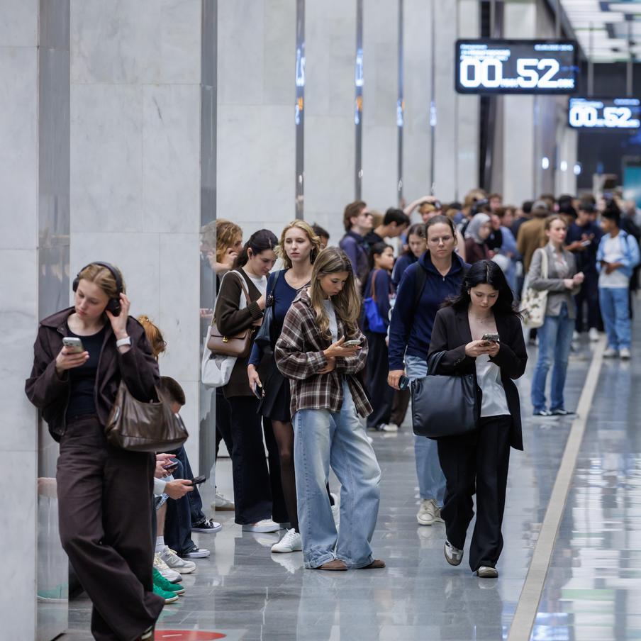 Пассажиропоток станций метро вырос с началом учебного года. По словам заместителя мэра Москвы по вопросам транспорта и промышленности Максима Ликсутова, с началом нового учебного года Московский метрополитен традиционно отмечает рост числа поездок на станциях рядом с образовательными учреждениями