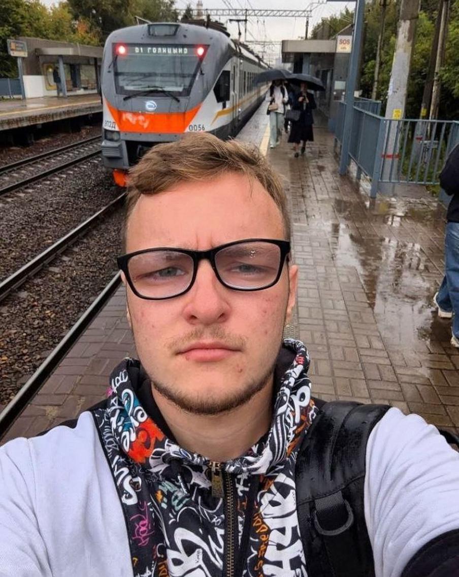 Илья останавливается, чтобы сфотографировать себя на месте, до которого добрался.