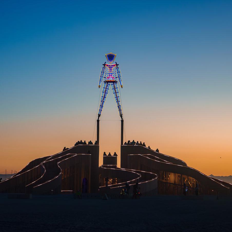 На территории фестиваля Burning Man умер мужчина в возрасте 50–60 лет. Организаторы фестиваля музыки и искусств Burning Man в штате Невада сообщили о трагическом инциденте: погиб один из участников фестиваля, мужчина в возрасте от 50 до 60 лет. Он был доставлен в центр экстренной медицинской помощи на территории мероприятия, но, несмотря на все усилия медиков, скончался. Личность погибшего пока не разглашается