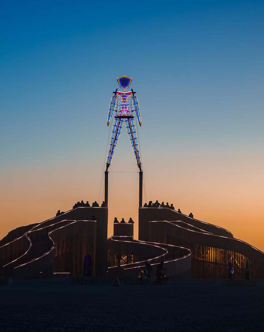 На территории фестиваля Burning Man умер мужчина в возрасте 50–60 лет. Организаторы фестиваля музыки и искусств Burning Man в штате Невада сообщили о трагическом инциденте: погиб один из участников фестиваля, мужчина в возрасте от 50 до 60 лет. Он был доставлен в центр экстренной медицинской помощи на территории мероприятия, но, несмотря на все усилия медиков, скончался. Личность погибшего пока не разглашается