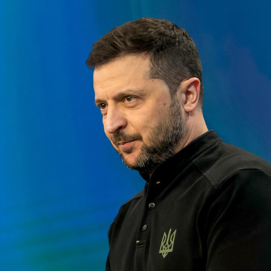 Зеленский отдал ВСУ приказ о прекращении огня на всех направлениях сразу. Украинский президент официально потребовал от ВСУ приостановить боевые действия по всей линии фронта. На такой шаг Киев пошёл на фоне запланированного визита американских дипломатов