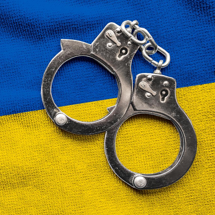 У генпрокурора Украины прошли обыски по подозрению в коррупции. Сотрудники Национального антикоррупционного бюро страны (НАБУ) нагрянули к высокопоставленному чиновнику с ордером на обыск. Также следственные мероприятия прошли дома у его заместителя Марии Вдовиченко