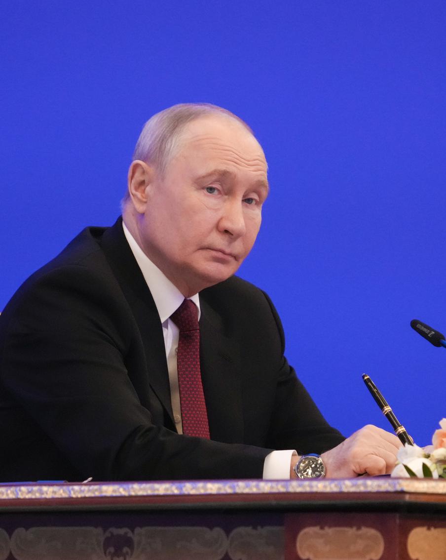 Путин приказал в течение трёх суток не наносить удары по Киеву. Президент России Владимир Путин отдал распоряжение приостановить удары по Киеву на три дня для содействия переговорам украинской стороны с американскими представителями