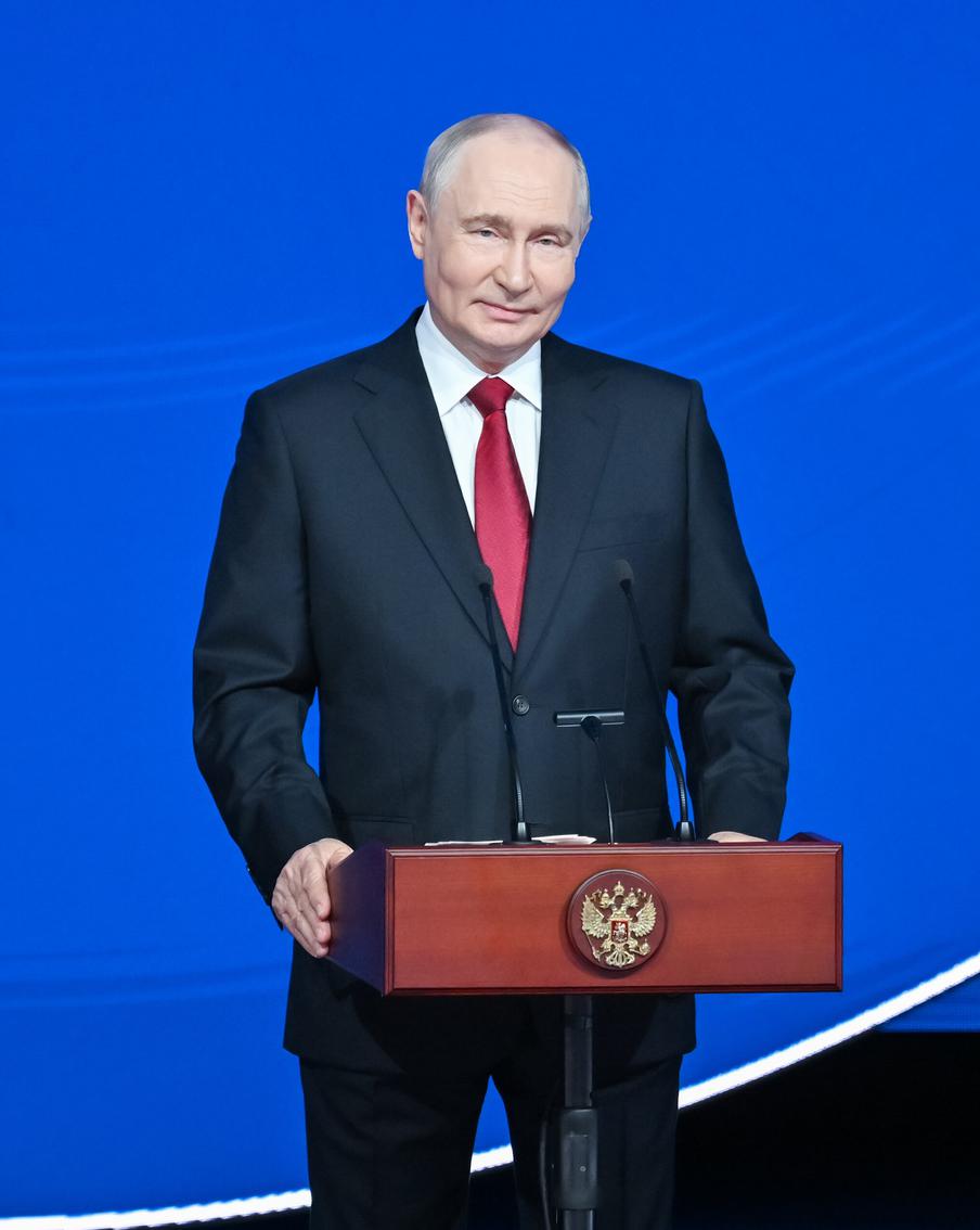 Путин поддержал идею о привлечении к борьбе с дронами бойцов с категорией "Д". Российский лидер согласился с высказанным военкором Евгением Поддубным предложением задействовать для защиты от атак украинских беспилотников россиян, не годных к военной службе