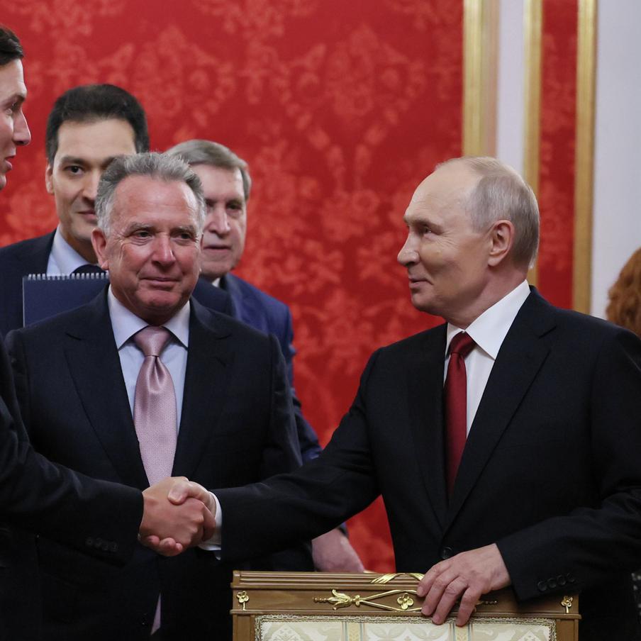 Владимир Путин обсудил с американскими переговорщиками будущее Украины. Президент РФ Владимир Путин провёл трёхчасовую встречу с американскими переговорщиками Стивом Уиткоффом и Джаредом Кушнером для обсуждения путей урегулирования конфликта на Украине. Российская сторона изложила свои оценки ситуации, подчеркнув уверенность в достижении целей специальной военной операции и необходимость устранения первопричин кризиса