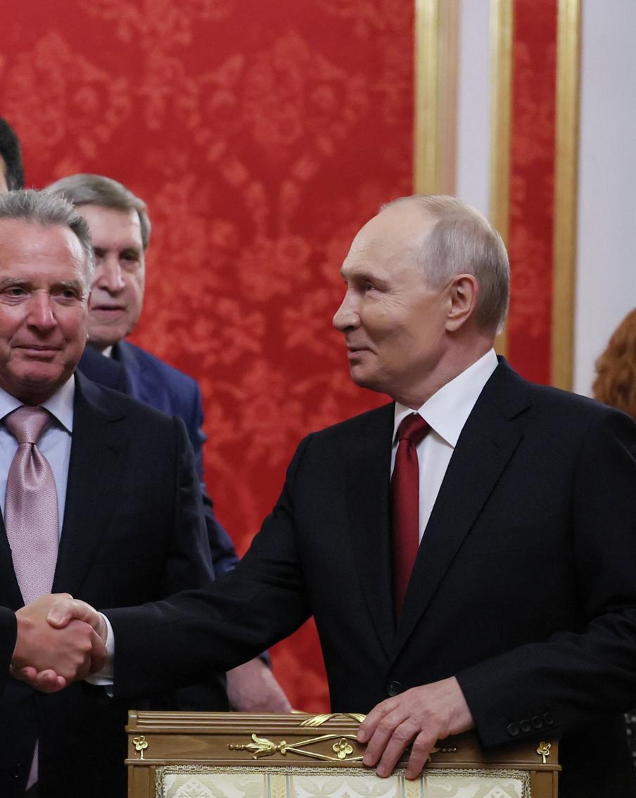 Владимир Путин обсудил с американскими переговорщиками будущее Украины. Президент РФ Владимир Путин провёл трёхчасовую встречу с американскими переговорщиками Стивом Уиткоффом и Джаредом Кушнером для обсуждения путей урегулирования конфликта на Украине. Российская сторона изложила свои оценки ситуации, подчеркнув уверенность в достижении целей специальной военной операции и необходимость устранения первопричин кризиса