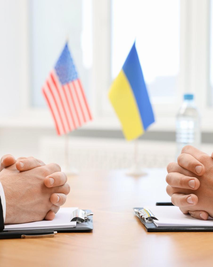 Представители США прибыли в Киев для обсуждения урегулирования конфликта. Спецпосланники президента США Стив Уиткофф и Джаред Кушнер прибыли на Украину. Американская делегация планирует обсудить предложение по завершению конфликта. Россия продолжает настаивать на условиях урегулирования, включающих вывод войск с территорий ДНР, ЛНР, Запорожской и Херсонской областей, а также отказ Украины от вступления в НАТО