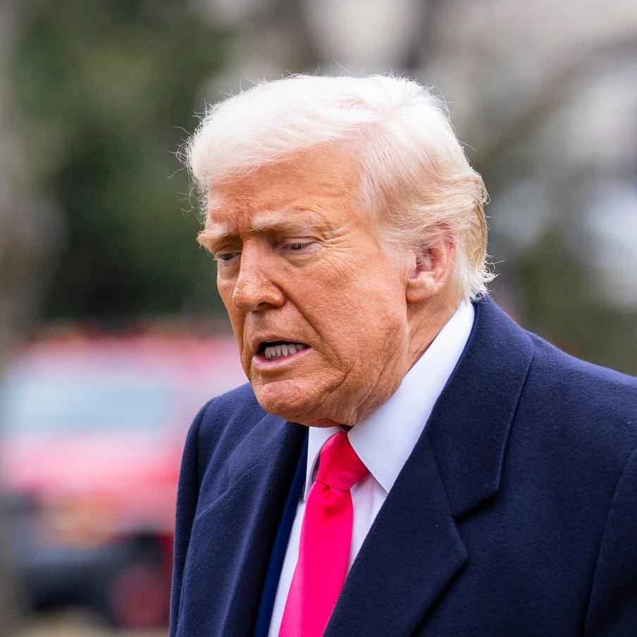 Рейтинг одобрения политики Трампа американцами установил новый антирекорд. Лишь около трети опрошенных жителей США поддерживают проводимый президентом страны политический курс. Это минимальный показатель за весь второй срок республиканца во главе Белого дома