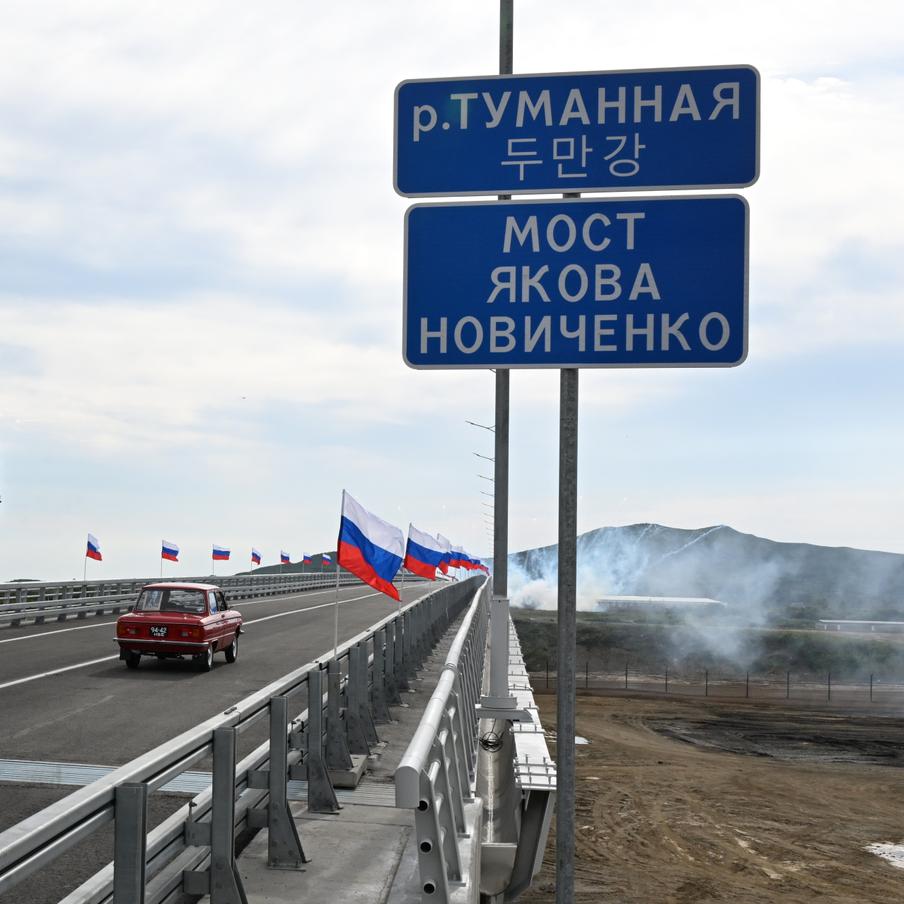 Первый автомобильный мост связал Россию и Северную Корею. 7 сентября премьер-министр Российской Федерации Михаил Мишустин и председатель кабинета министров КНДР Пак Тхэ Сон приняли участие в открытии автомобильного моста через реку Туманную, который соединил Россию и КНДР