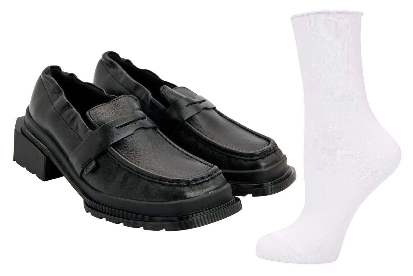 Лоферы кожаные Dr.Martens (22 560 ₽) и носки Calzedonia (449 ₽).