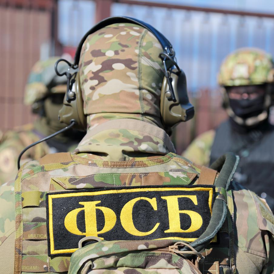 Полиция задержала 21-летнего молдаванина по подозрению в покушении на военнослужащего. По данным ЦОС, задержанный в 2025 году был завербован украинской спецслужбой в соцсетях. В марте этого года он прошёл специальную подготовку в Киеве, а в июне прибыл в Россию