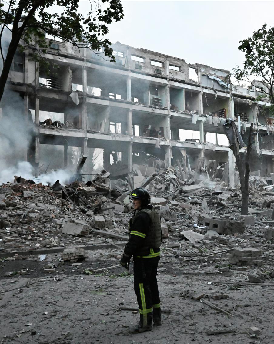 312 пострадавших: в МИД РФ привели статистику атак ВСУ на российские регионы за неделю. В частности, в Новопсковском муниципальном округе Луганской Народной Республики в результате удара ВСУ погибли ехавшая на велосипеде 14-летняя девочка. Также в Краснодонском МО ЛНР в результате взрыва мины погиб 14-летний мальчик