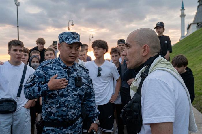 Росгвардеец, который мог бы заставить "лежать мордой в пол", но выбрал "поговорить"