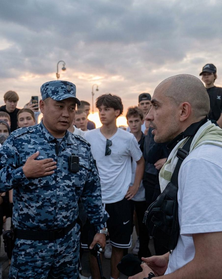 Росгвардеец, который мог бы заставить "лежать мордой в пол", но выбрал "поговорить"