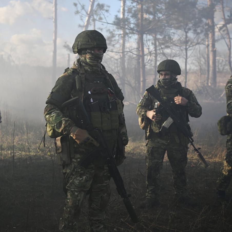 ВС РФ уничтожают окружённых бойцов ВСУ в Харьковской области. Российские военнослужащие обнаружили скрытые позиции и наблюдательные посты противника. После передачи координат операторы беспилотников нанесли по целям удары