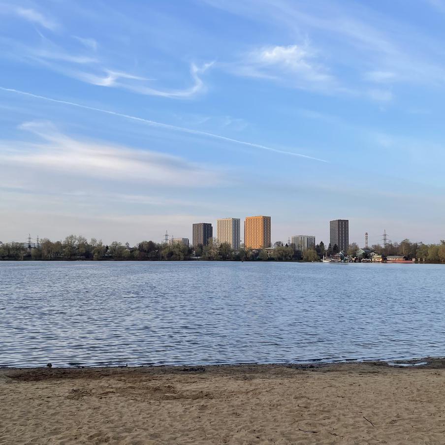 Москва пережила самую прохладную ночь за последние четыре месяца. На метеостанции ВДНХ воздух остыл до плюс 5,1 градуса. В отдельных районах столицы и Новой Москвы показатели оказались ещё ниже