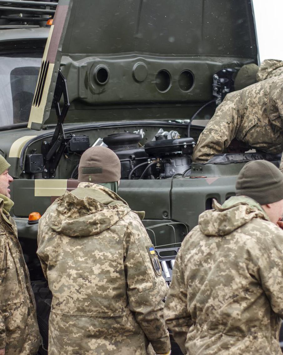 Более 90 украинских террористов были ликвидированы за сутки в Харьковской области. Источник сообщил о тяжёлых боестолкновениях у Ольховатки. Российские подразделения применяют авиацию и артиллерию по позициям противника