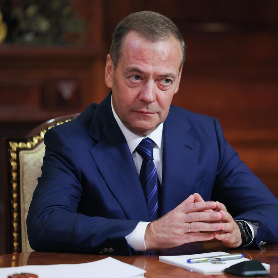 Зампред Совбеза РФ Медведев призвал довести СВО до победного конца. Бывший российский президент подчеркнул, что в ходе спецоперации ВС РФ должны отбить у оппонентов желание пересмотреть её итоги после завершения боевых действий