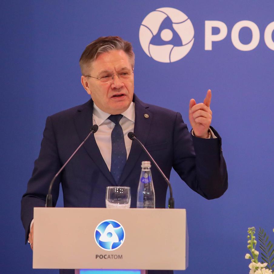 "Росатом" обвинил ВСУ в ударе по бензовозам с дизтопливом для ЗАЭС. В результате атаки украинских дронов на подвозившие топливо для Запорожской атомной электростанции бензовозы погибли два российских военных, ещё несколько человек пострадали