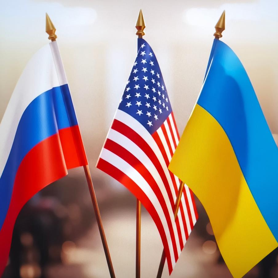 В Кремле надеются на скорое проведение трёхсторонней встречи по Украине. Российские власти рассчитывают на то, что США удастся уже в ближайшее время провести переговоры по вопросу мирного урегулирования украинского конфликта при посредничестве Вашингтона
