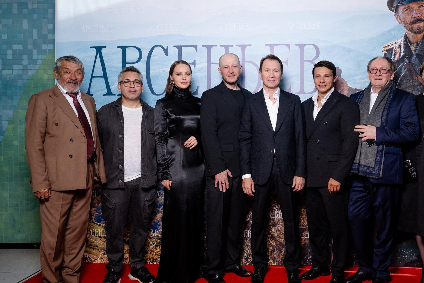 Во Владивостоке сериал "Арсеньев" представили исполнитель роли Дерсу Ондасын Бесикбасов, сценарист Илья Тилькин, актриса Юлия Хлынина, режиссёр Дмитрий Киселёв, Евгений Миронов, продюсер и актёр Александр Новин и народный артист России Виктор Вержбицкий.