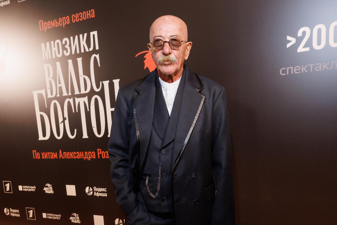 "Трудиться желательно до гробовой доски": Александр Розенбаум празднует 75-летие на сцене