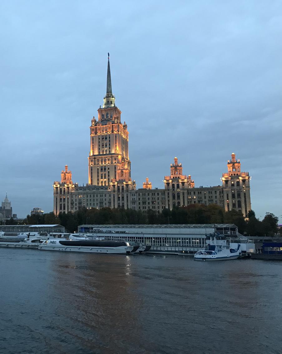Синоптик пообещал Москве затяжные дожди на следующей неделе. Похолодание будет связано с приходом североатлантических циклонов. Днём температура в столице и области, по прогнозу специалиста, составит от 11 до 16 градусов