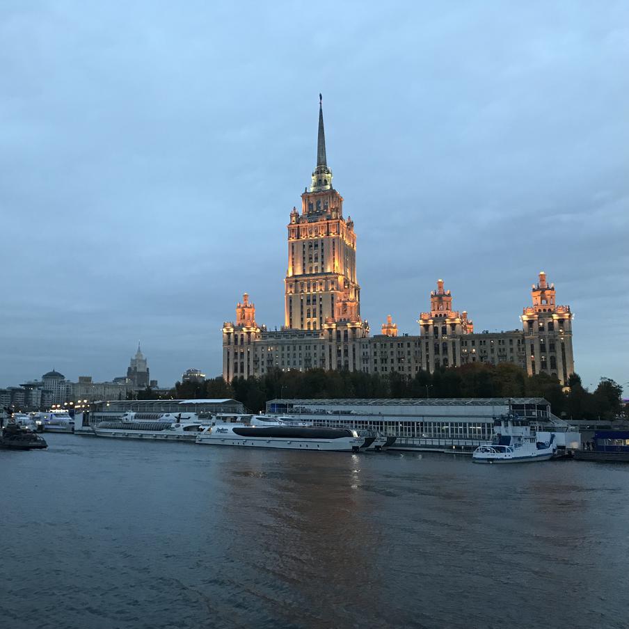 Синоптик пообещал Москве затяжные дожди на следующей неделе. Похолодание будет связано с приходом североатлантических циклонов. Днём температура в столице и области, по прогнозу специалиста, составит от 11 до 16 градусов