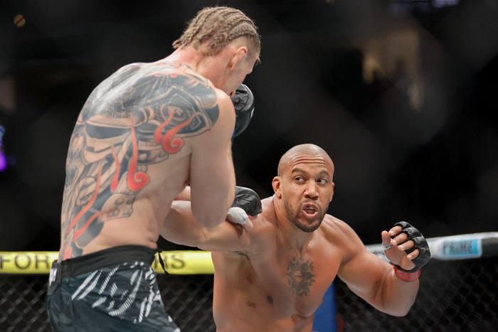 "Абсолютно раздавлен": чемпион UFC подарил российским бойцам шанс на титул