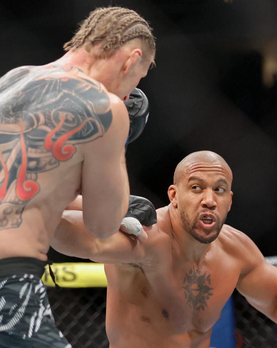 "Абсолютно раздавлен": чемпион UFC подарил российским бойцам шанс на титул