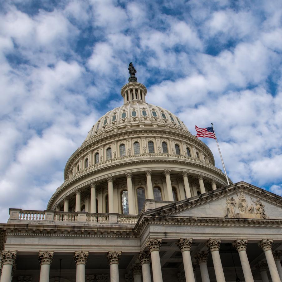 В Палате представителей США одобрили рассмотрение законопроекта об ужесточении санкций против РФ. Нижняя палата Конгресса США должна проголосовать по новому пакету антироссийских санкций до 17 сентября. Процедурный комитет уже дал ход документу, который также включает продление санкций против Ирана до 2031 года