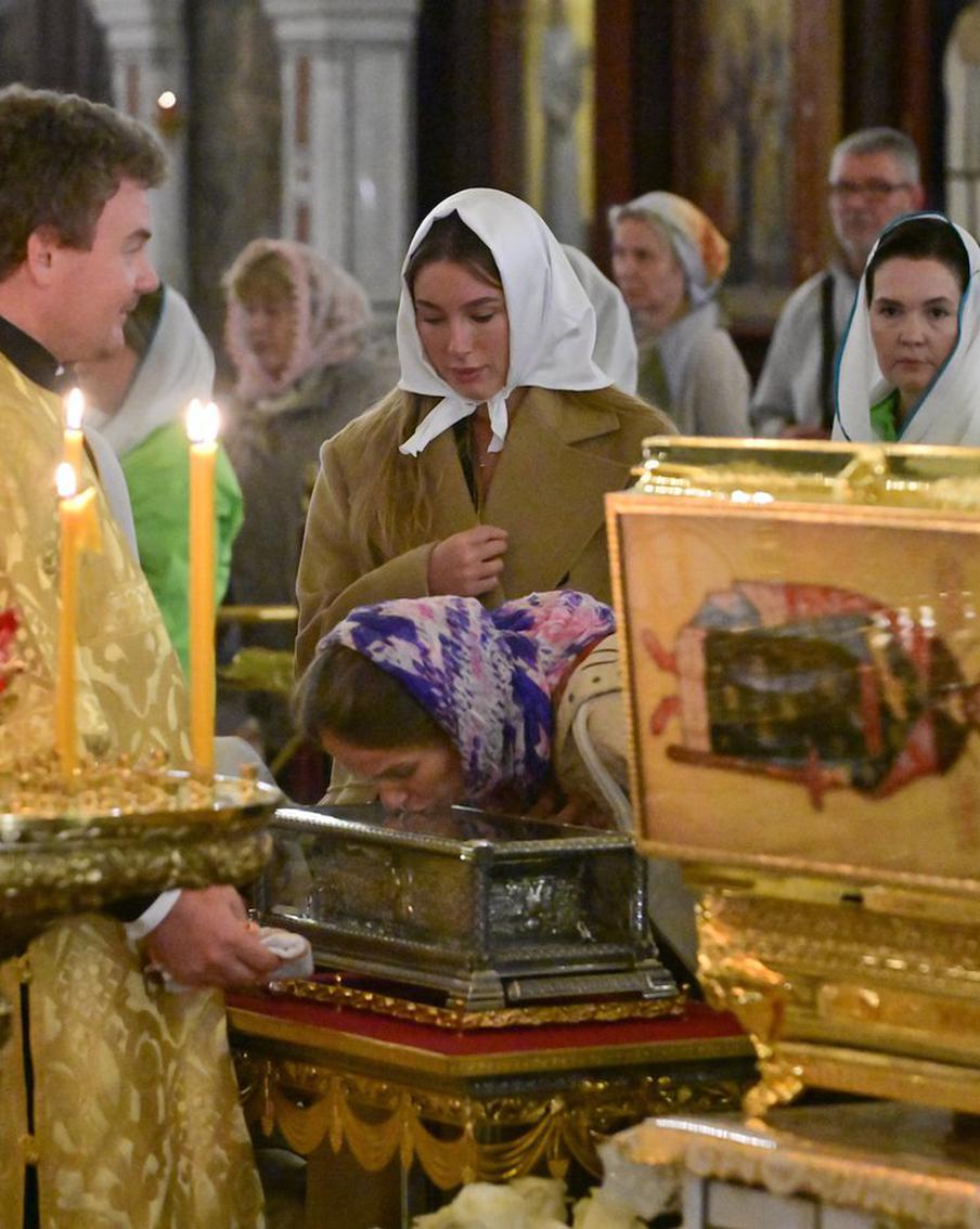 "Надеюсь, воздастся": с чем верующие идут к мощам святого Спиридона в Москве