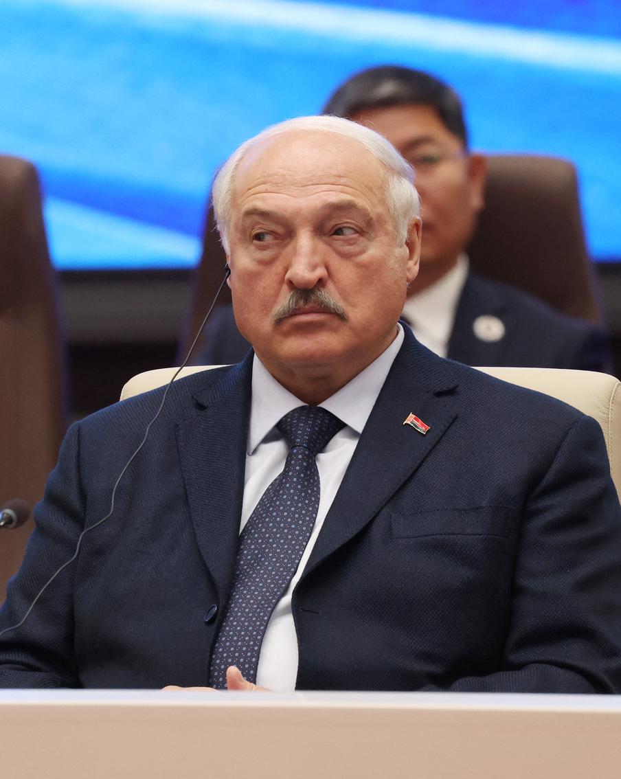 Александр Лукашенко заявил, что Белоруссия могла бы повторить судьбу Украины. Белорусский лидер раскрыл детали попыток западных стран "отсечь" республику от России. Глава государства отметил, что реализация такого сценария привела бы к катастрофическим последствиям, аналогичным текущему кризису в Украине