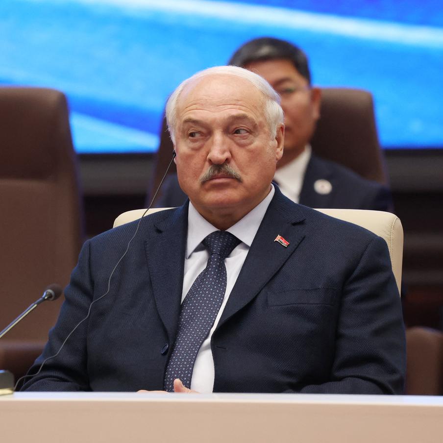 Александр Лукашенко заявил, что Белоруссия могла бы повторить судьбу Украины. Белорусский лидер раскрыл детали попыток западных стран "отсечь" республику от России. Глава государства отметил, что реализация такого сценария привела бы к катастрофическим последствиям, аналогичным текущему кризису в Украине