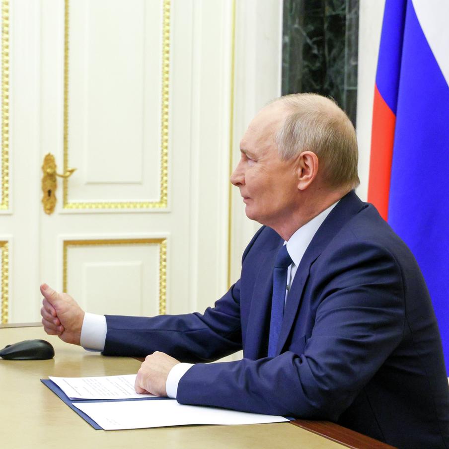 Путин проголосовал на выборах в Госдуму дистанционно. Президент России принял участие в думских выборах, проголосовав через несколько кликов. После этого он произнёс: "Не ошибёшься"