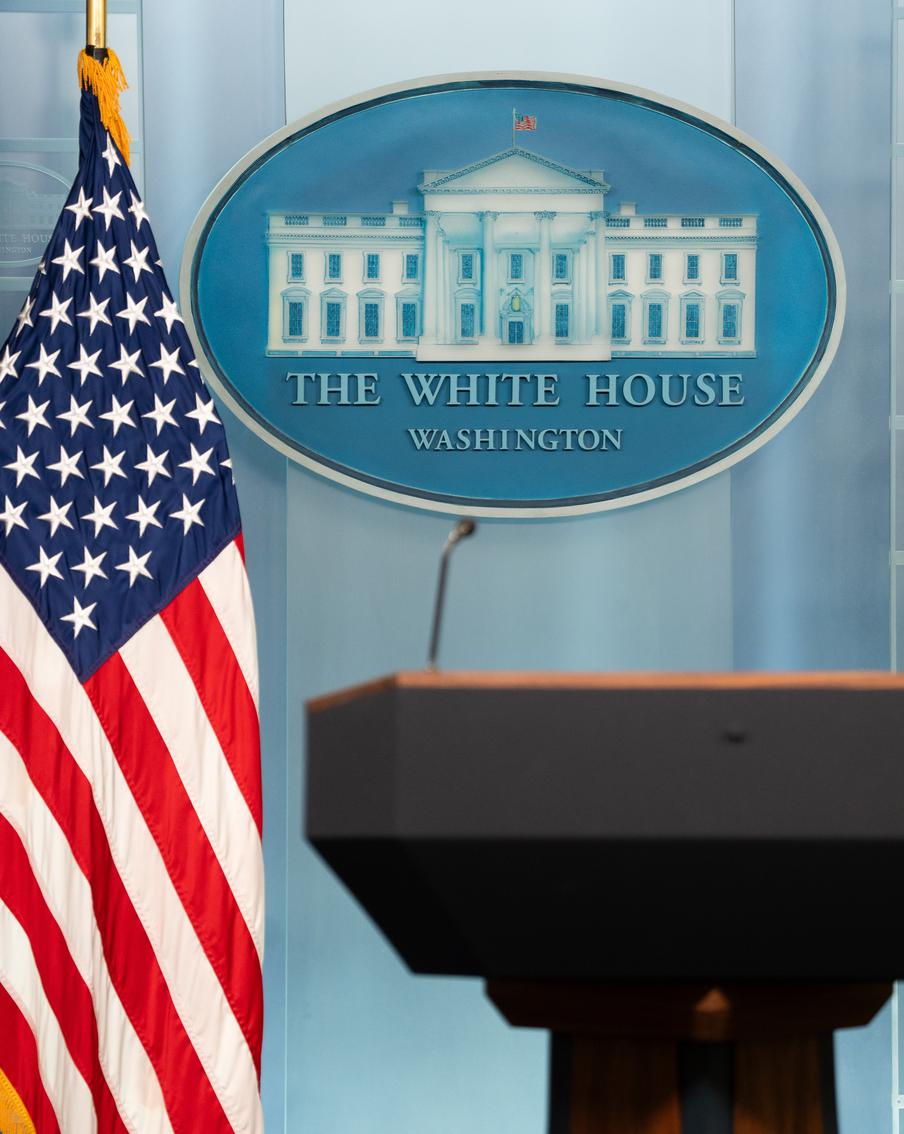 CNN и Politico запретили посещать Белый дом из-за фейков об администрации Трампа. Журналистам телеканалов CNN и MS NOW, а также газеты Politico ограничили доступ на мероприятия в Белом доме из-за их материалов о работе команды Дональда Трампа