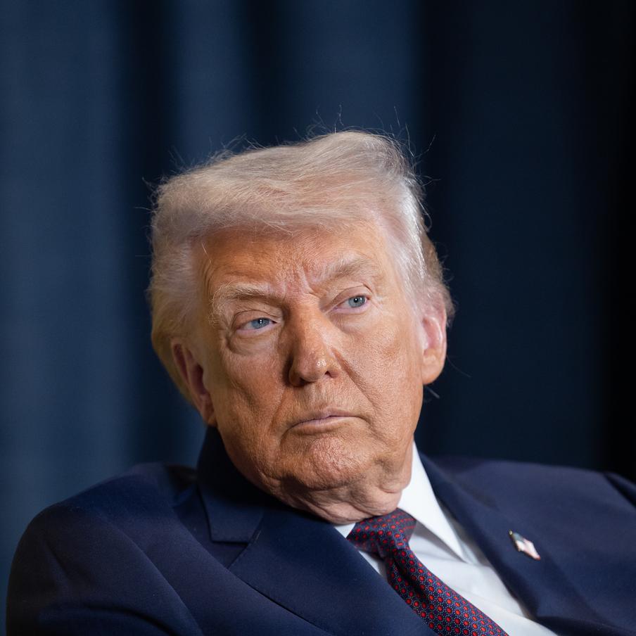 Трамп рассказал о взятых у российского бизнесмена деньгах на свадьбу сына. Американский президент заявил, что сумма, одолженная у главы Международной ассоциации бокса (IBA) Умара Кремлёва, полностью возвращена