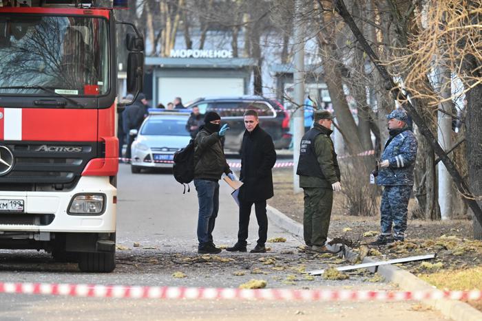 Беспилотник попал в здание в районе Орехового бульвара в Москве: на месте работают экстренные службы